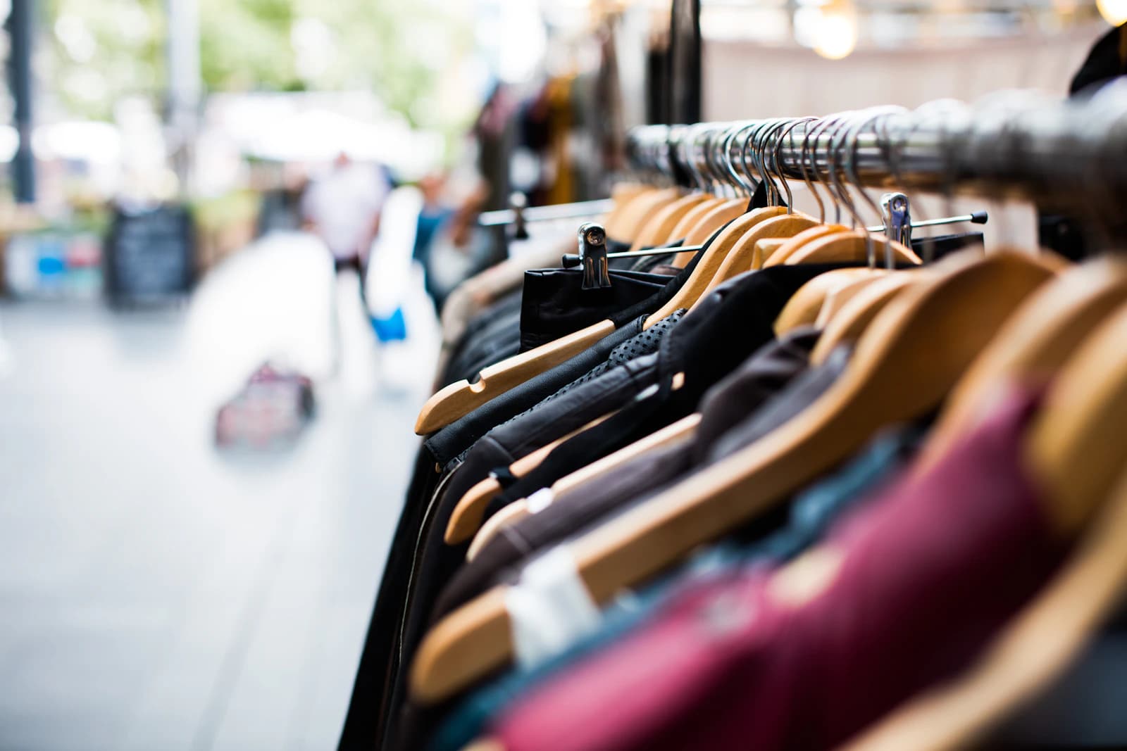 Roupas coloridas organizadas em uma arara